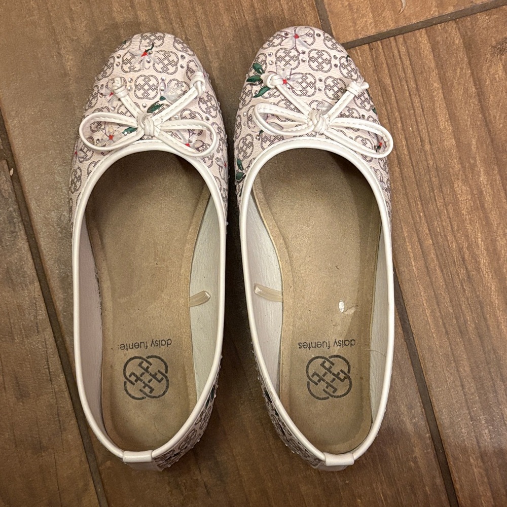 Daisy Fuentes Cream and Gray Patterned Flats